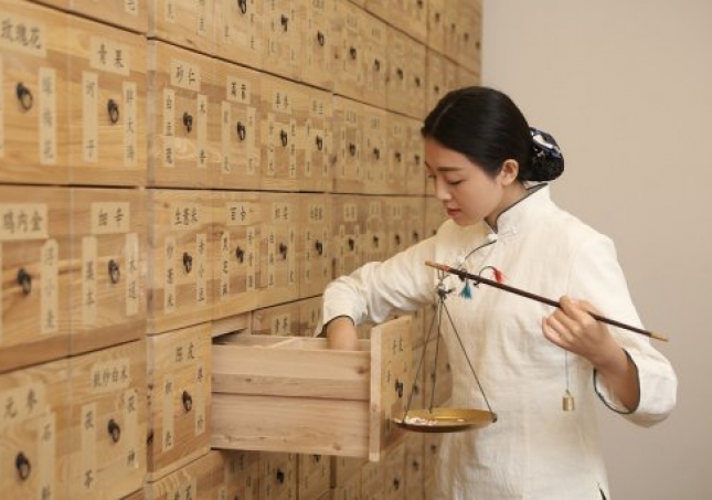 艾葉泡腳能治風濕嗎-請問用艾葉煮水泡腳對膝關(guān)節(jié)風濕和骨質(zhì)增生有沒有緩解