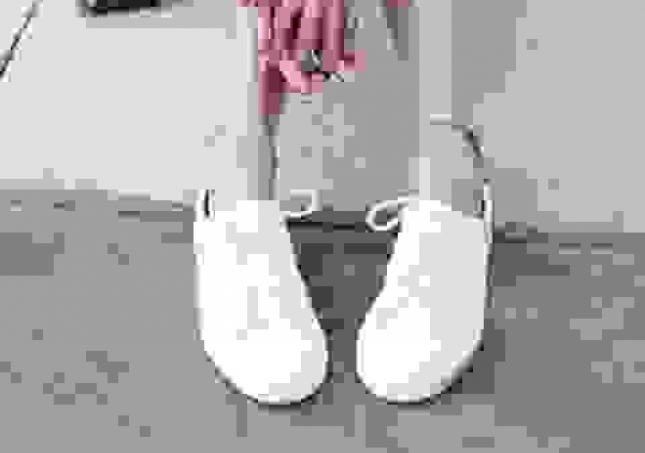 白鞋子發黃有什么辦法變白-白色帆布鞋發黃，怎么洗才能變白？